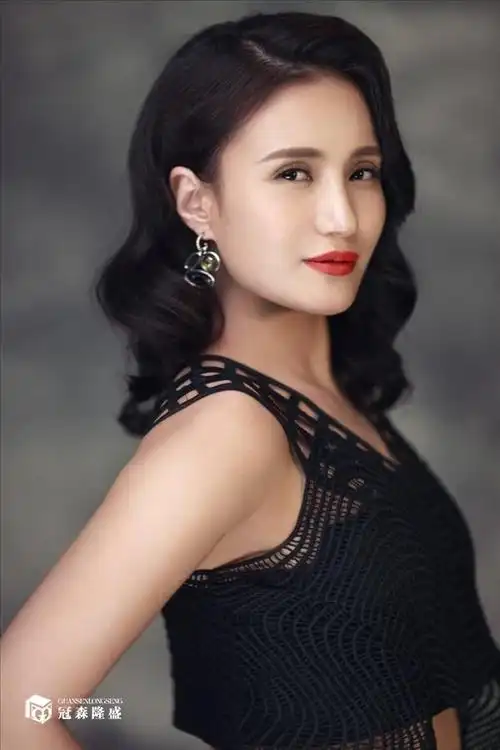 重磅重庆冠森隆盛木门成功签约影星万美汐为品牌代言人