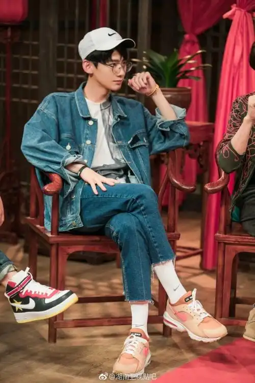 白敬亭穿的哪款鞋啊,说官网可以定,找不到