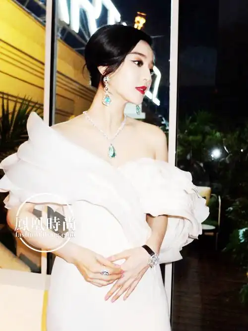 范冰冰搭配白色礼服的盘发令本人气质更加出众