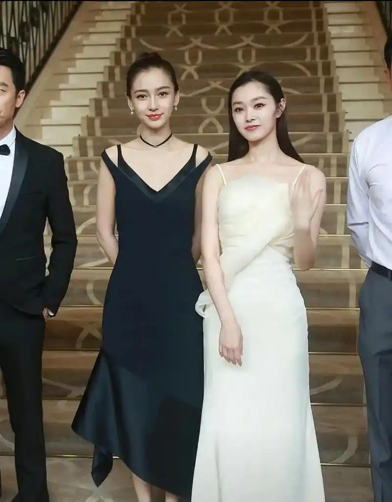 宋轶谎报身高了吧,还没有162的杨颖高,宋轶官方身高168,杨颖在跑男中