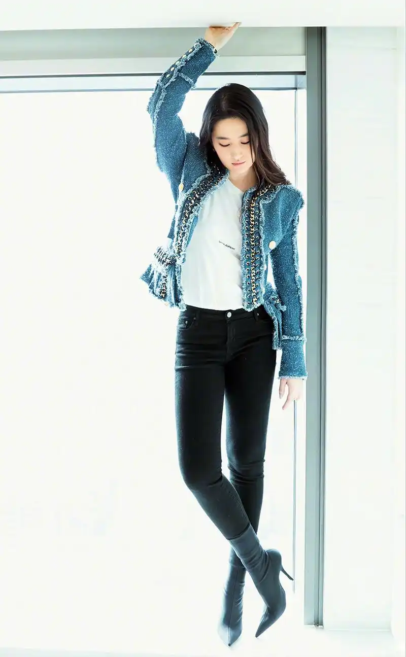 刘亦菲不仅肤白貌美仙气十足,穿高跟鞋的修长美腿更让人回味无穷