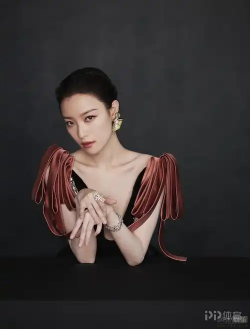 美倪妮穿深v宫廷风礼裙五官精致风情万种