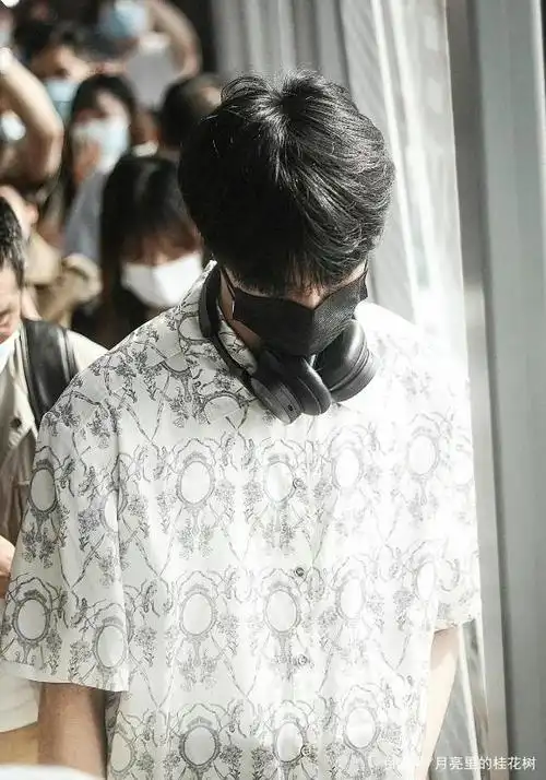 《萌探2》刘耀文机场花衬衫造型,好清爽少年感