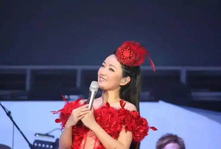 杨钰莹歌坛天后甜美嗓音魅力四溢乐坛传奇永放光彩