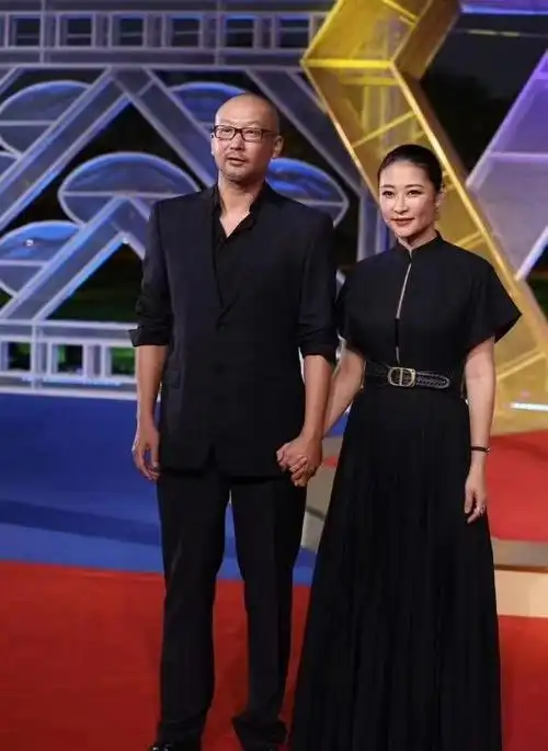 最近有媒体拍到管虎和妻子梁静牵手同行的画面,两个人打扮低调,一副