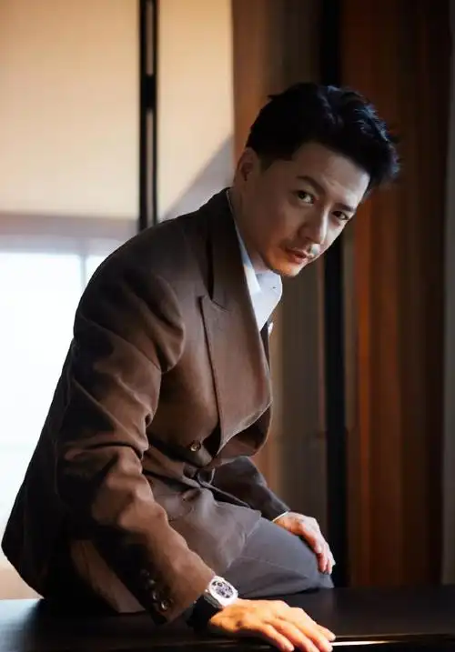 硬汉派男星段奕宏登时尚杂志,47岁保养得当,却被嘲油腻?