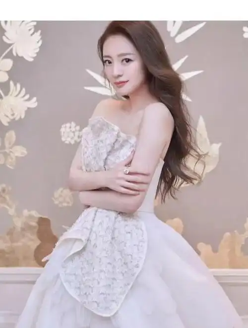 43岁安以轩时隔两年首露脸,素颜现身泰国,与家人谈笑|