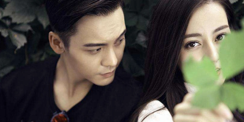 热巴恋情曝光?坐床上拍视频声音妩媚,没想到后面还躺着一个男人