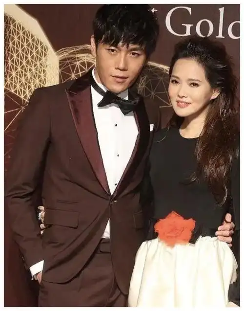 跟前任老公有所不同,秦昊对伊能静更多的是给予自由和空间,尊重她的