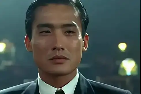 一九八四年,梁家辉成为了香港最年轻的影帝,彼时的他光芒万丈,俨然