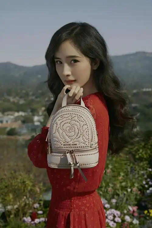 michaelkors携品牌全球代言人杨幂献礼2019春节特别系列产品