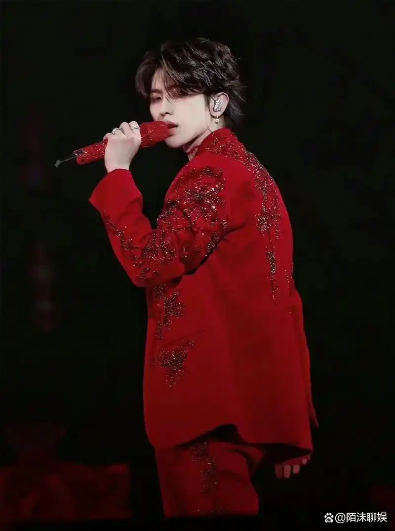 蔡徐坤新加坡演唱会,2000多粉丝嚣张应援,蔡徐坤红衣造型引争议