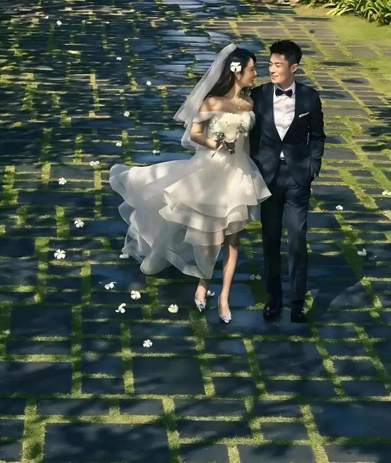 网友:林心如和霍建华的婚纱照,才是普通百姓会去拍的类型