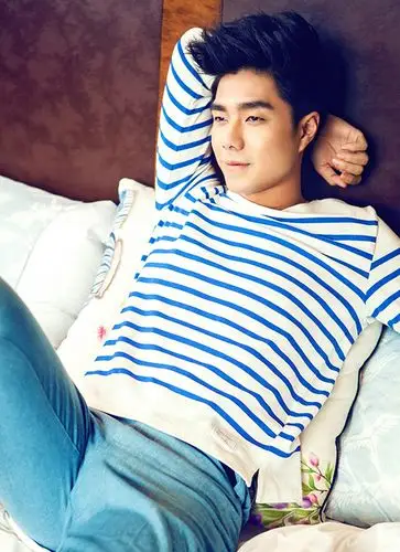 星蜜袁成杰帅气写真随性暖男出炉