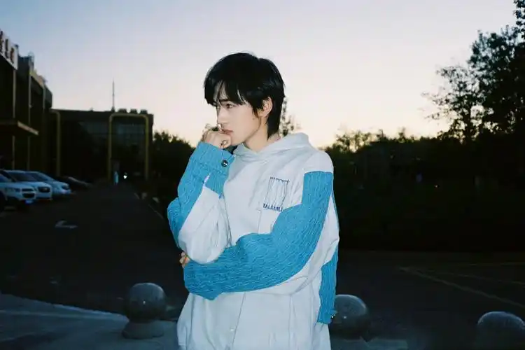 宋亚轩微博晒蓝白卫衣六宫格随拍胶片风的轩轩氛围感拉满