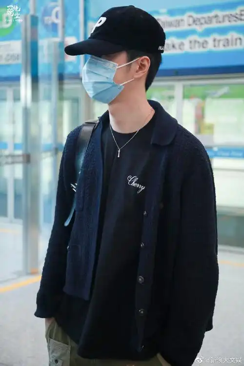 王一博出国机场路透##王一博出国机场饭拍##王一博一条裤子穿了四年