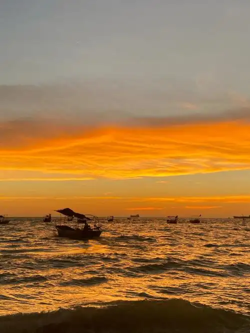 涠洲岛日落映着橘色的海