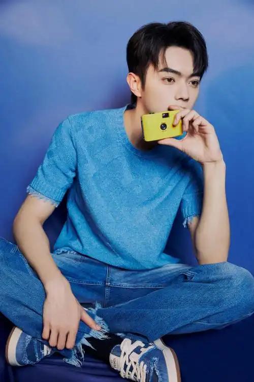 生日写真#今日@许凯soso工作室在0305发布生日写真,蓝色毛衣休闲随性