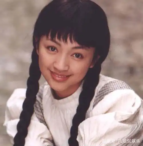 罗海琼剧中饰演的是方紫仪,图为剧中扎着二和大辫子的剧照,不得不说那