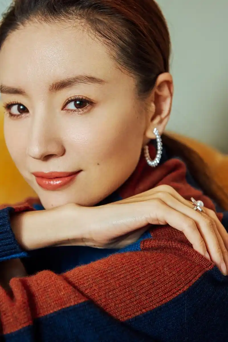 董洁出席wallpaper跨界艺术展开幕活动,撞色高领修身针织衫搭配复古