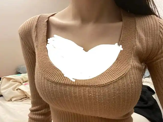 我也开始慢慢习惯了胸部的假体,我术前是挺瘦的,所以胸部一直是我的