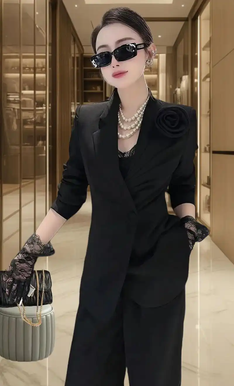 轻奢黑色西装微喇裤套装真的太有设计感啦!高腰显瘦,名媛气质十足!