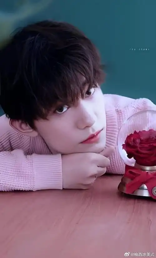 易烊千玺我们玺一直都很喜欢粉红色,还有那俩粉色小包包用了好久了