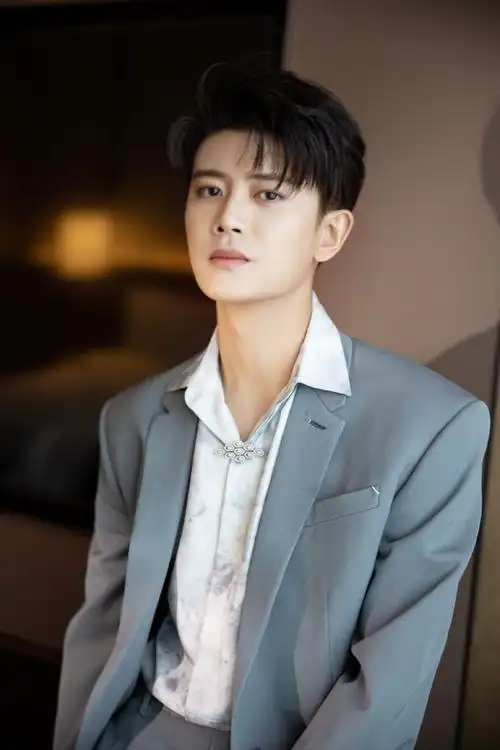 简介:任嘉伦水墨印染衬衫帅气西装写真,分享一组任嘉伦图片给大家,图