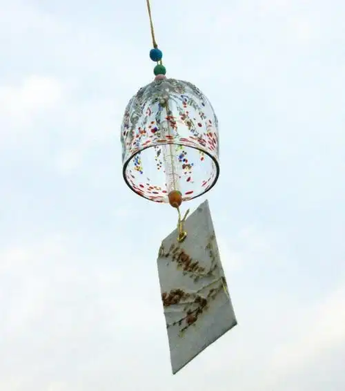 我在想你,于是我轻轻摇动风铃,盼望你可以听到