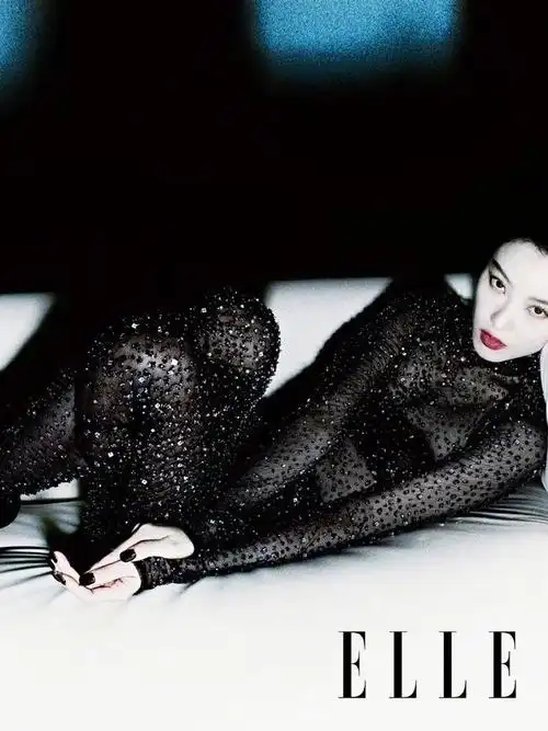 倪妮最新杂志封面大片上线身着红色深v细闪礼裙大秀好身材