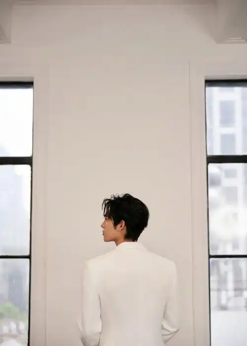 于适白西装造型#于适今日活动造型来袭背影好帅气,白西装造型世来