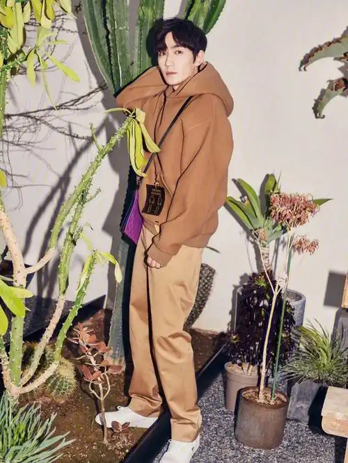 网传热门朱一龙3⃣️他好适合闪光灯!