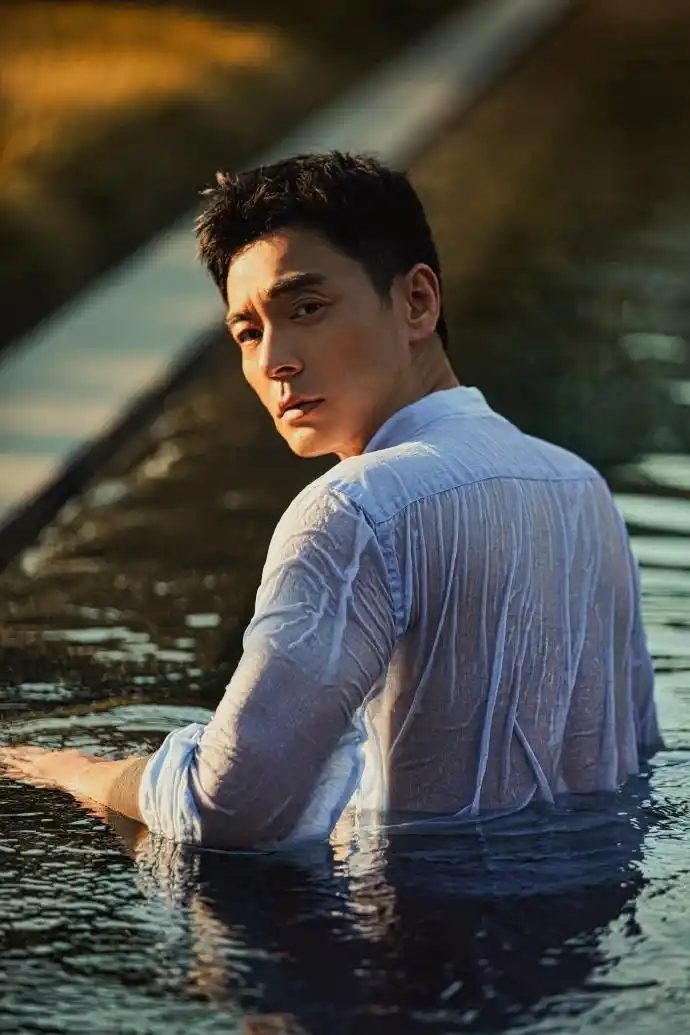 原来不是每个帅哥中年都会油腻,李光洁这身材可以说是男演员标杆