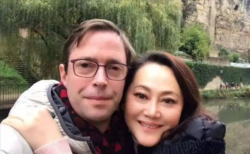 60岁大宋佳:与二婚老公国外开店,生活滋润,优雅贵气不输当年_学津