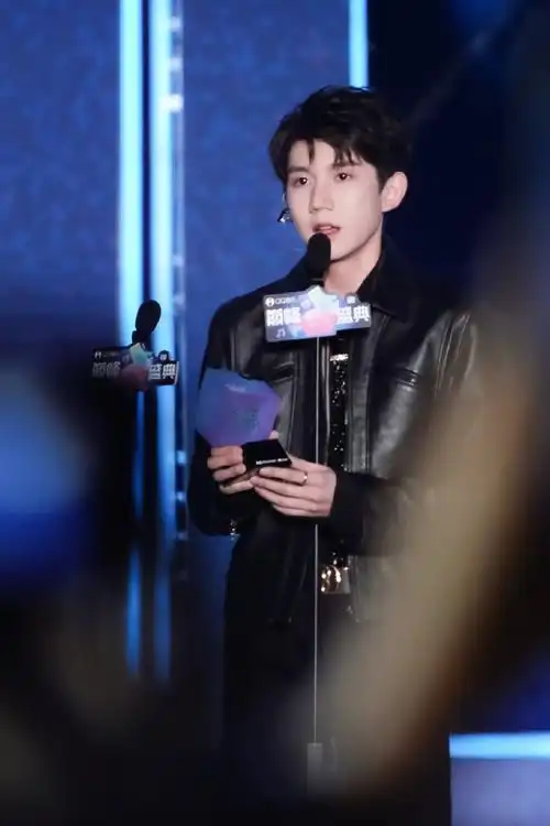 王源出席qq音乐巅峰盛典##王源绿海