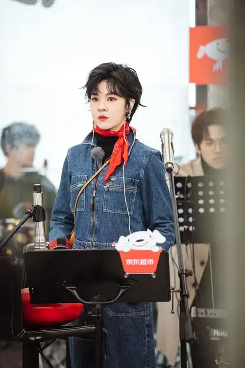 《姐姐》团综西安站路演 郁可唯首唱新歌《寻》_综艺要闻_娱乐频道