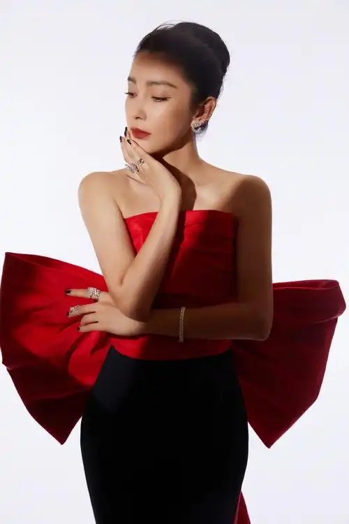 赤焰玫瑰#@李冰冰今日出席微博电影之夜红毯,一袭红色礼服气场全开