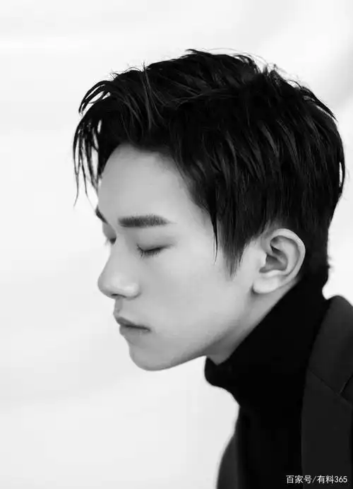 易烊千玺怼脸侧脸照曝光,皮肤状态十分优越,粉丝却心疼了