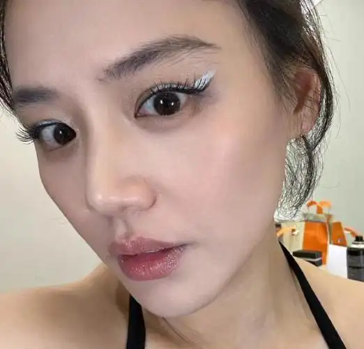 36岁马思纯近照曝光,扎双麻花辫穿超短裙,瘦身成功后越来越少女