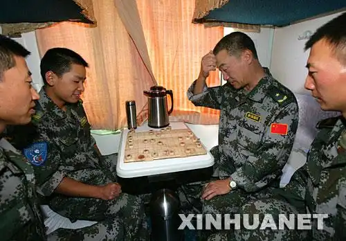 参加演习的我官兵将列车变成奔跑的军营图