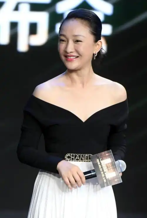 45岁周迅穿v领裙性感吸睛,却依旧难掩憔悴感