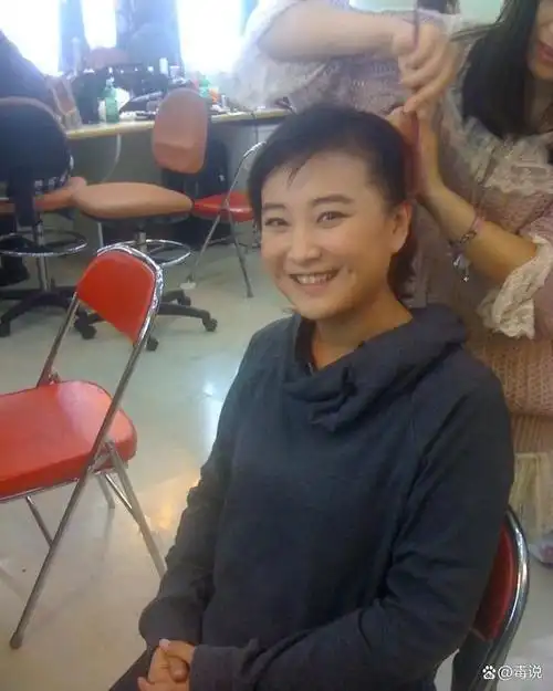 这么快就反弹了网友洛杉矶偶遇贾玲圆肩驼背身材走样