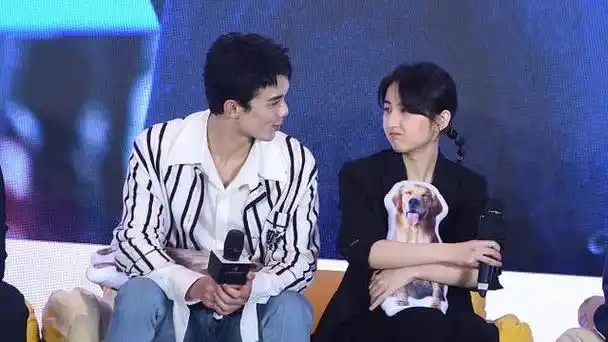 好像张子枫不选吴磊做男朋友就是眼瞎了!认识张子枫,是因为