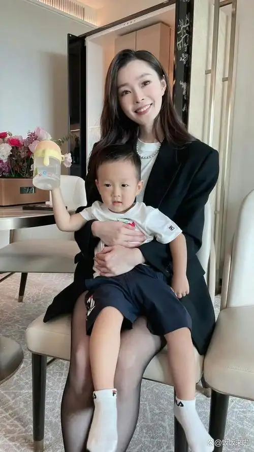 宋轶应邀前往新加坡参加了一场盛大的娱乐盛典,与她同台的还有张雨绮