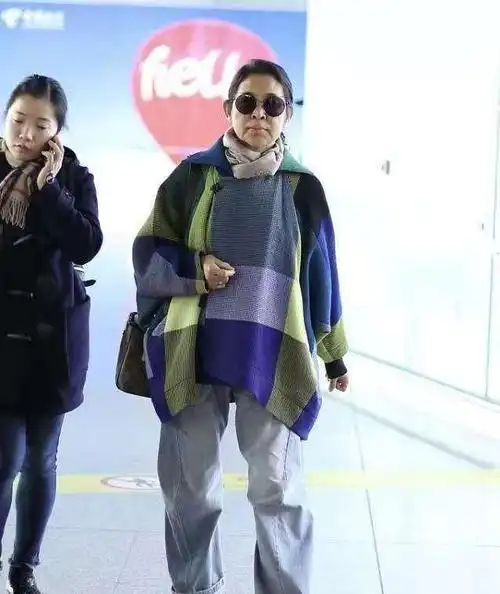 倪萍真给60多岁的大婶们长脸,穿斗篷外套配牛仔裤,年轻20岁不止