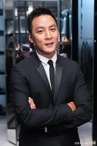 45岁"香港男神"吴彦祖拥有帅气外表及精壮身材,2010年与混血女模lisa