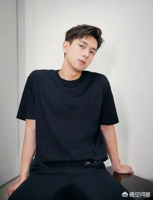 阳光帅气的王俊凯不连接短发清爽干练又时尚