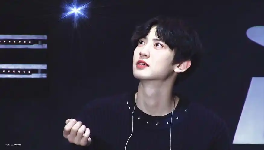 有没有exo全员或者只要朴灿烈绝帅的壁纸或者头像最好是无水印的