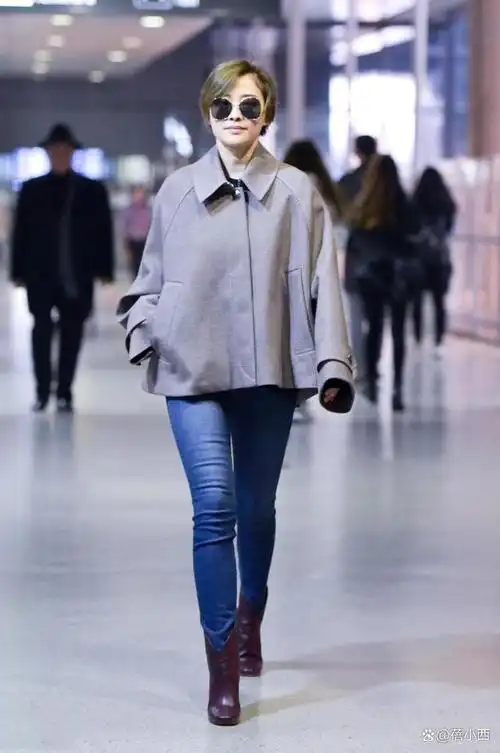 而她近期的穿搭也格外引人瞩目,一身高级