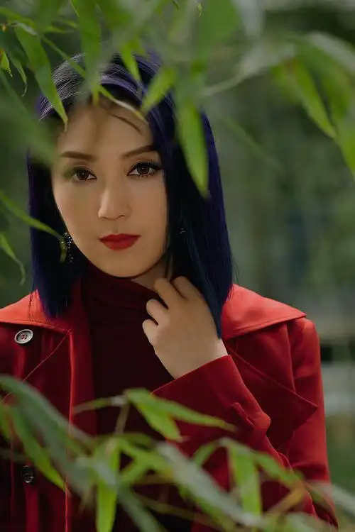 杨千嬅录制央视《生龙活虎迎春来》节目 红色风衣霸气迎新春_凤凰网